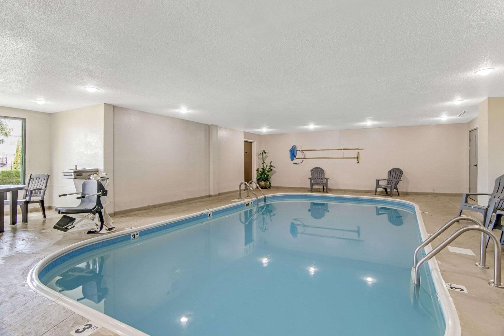 Hotel Comfort Near I-80 And I-94 Lansing