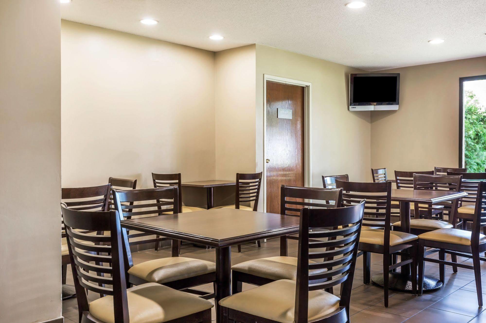 Comfort Near I-80 And I-94 Hotel 2*
